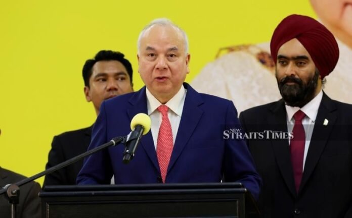 Sultan Nazrin Rasmikan Kejohanan Piala Dunia Lumba Basikal Trek Selepas 25 Tahun
