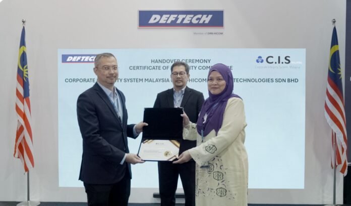 Deftech Cipta Sejarah Sebagai Syarikat Pertahanan Pertama Terima Sijil Pematuhan Integriti Deftech Cipta Sejarah Sebagai Syarikat Pertahanan Pertama Terima Sijil Pematuhan Integriti