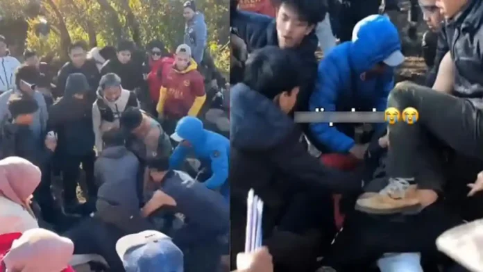 Pendaki Berebut Bergambar di Puncak Gunung Lawu