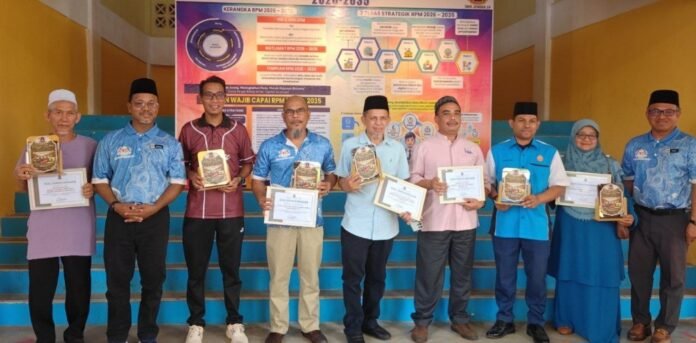 SMK Felda Jengka 24 Hargai Usaha Pasukan SAR dan Penduduk SMK Felda Jengka 24 Hargai Usaha Pasukan SAR dan Penduduk
