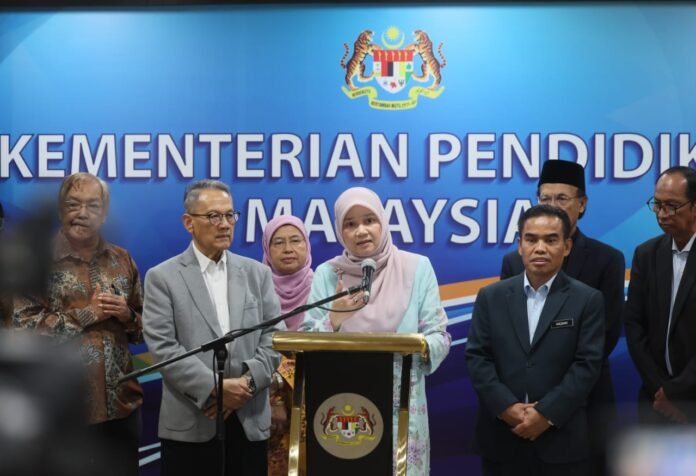Mana Sikana Terima Anugerah Sasterawan Negara