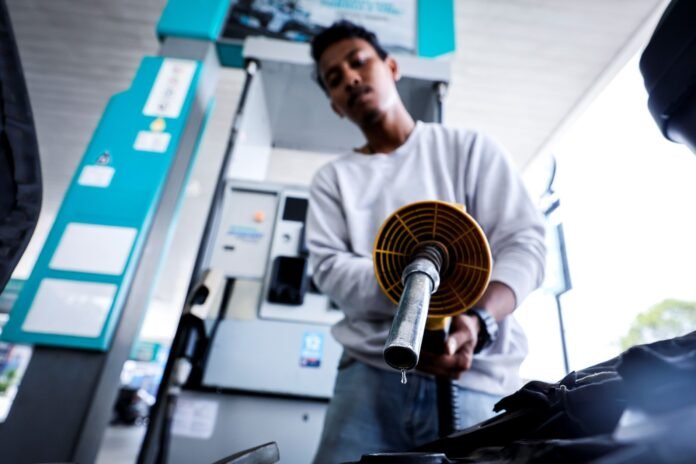 Harga Diesel Kekal, RON95 Naik 10 Sen