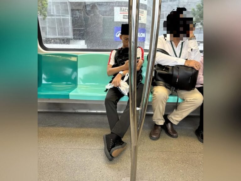 Pelajar Madrasah Di Singapura Raih Pujian Kerana Kutip Sampah Dalam Tren