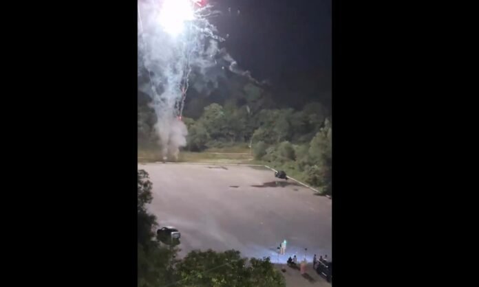 Penduduk Setia Alam Terkejut Dengan Pembakaran Mercun Malam Hari Penduduk Setia Alam Terkejut Dengan Pembakaran Mercun Malam Hari