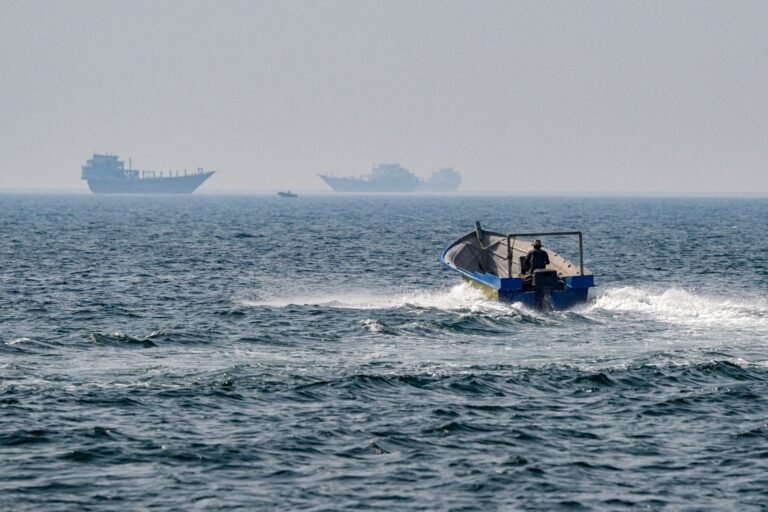 Ribuan Kelasi Terkandas Akibat Ketegangan di Selat Hormuz
