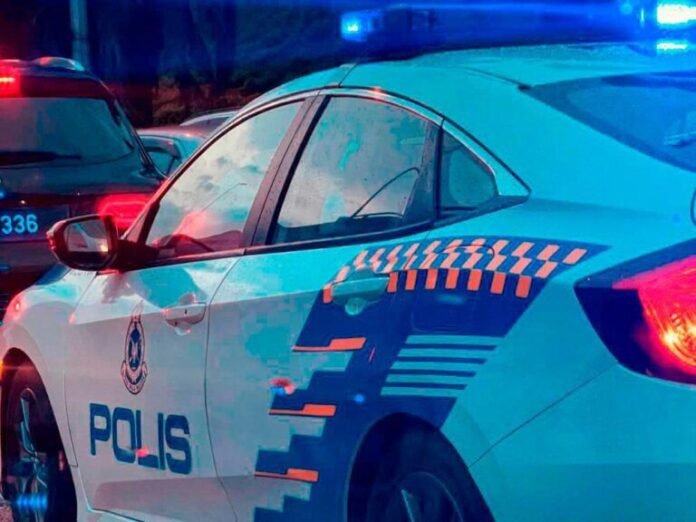 Kereta Pendatang Tanpa Izin Terbabas Langgar Tiang Lampu di Shah Alam Kereta Pendatang Tanpa Izin Terbabas Langgar Tiang Lampu di Shah Alam