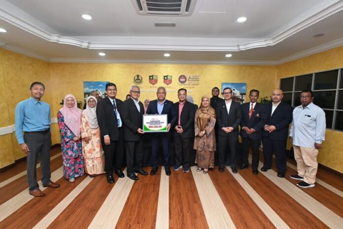 Kakitangan UPSI Terima Sumbangan RM2,500 Sebelum Menunaikan Haji