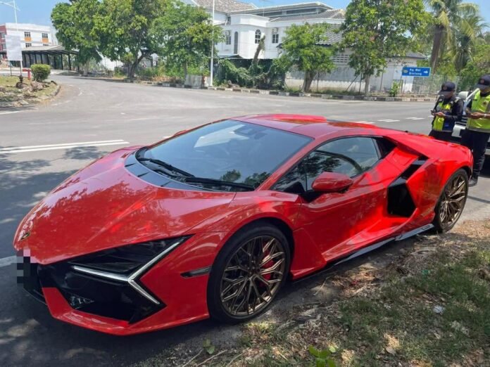 Kereta Mewah Lamborghini Revuelto Bernilai RM2.3 Juta Disita di Perlis Kereta Mewah Lamborghini Revuelto Bernilai RM2.3 Juta Disita di Perlis
