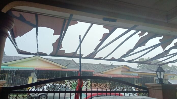 21 Rumah dan 3 Kedai Terjejas Akibat Ribut di Rembau