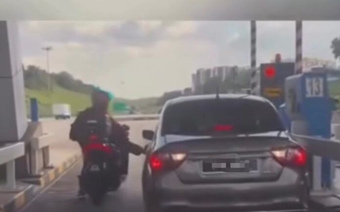Lelaki Ditahan Selepas Tendang Kereta di Tol Kajang
