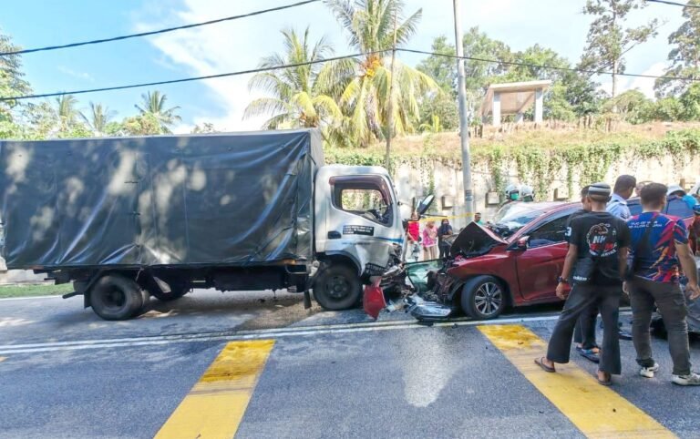 Tiga Rakan Maut Dalam Kemalangan Melibatkan Kereta dan Lori