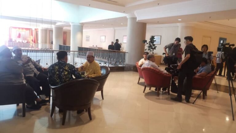 Sidang Akhbar Bersama BN dan PN Menimbulkan Pelbagai Persoalan
