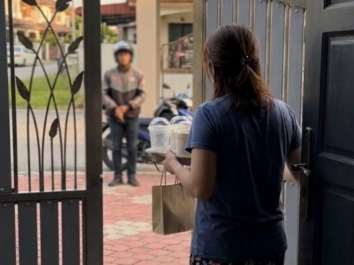 Pelanggan Palsu Curi Pesanan Air Penghantar Makanan