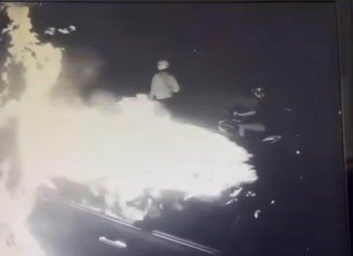 Sekumpulan Lelaki Bakar Dua Kenderaan di Kapar