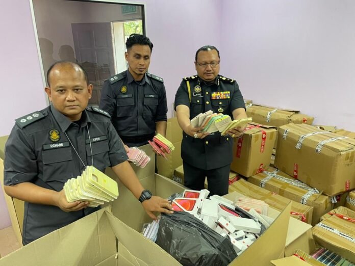 Sindiket Aksesori Tiruan iPhone Tumpas, Kaut RM1 Juta Setahun