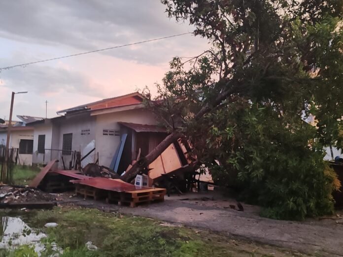 Kediaman dan Premis Perniagaan Terjejas Akibat Ribut di Kepala Batas