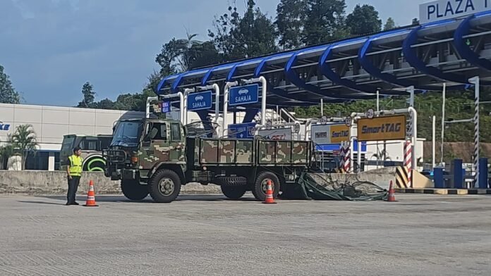 Trak Tentera Rempuh Palang Tol SUKE, 13 Anggota Tercedera