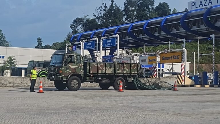 Trak Tentera Rempuh Palang Tol SUKE, 13 Anggota Tercedera