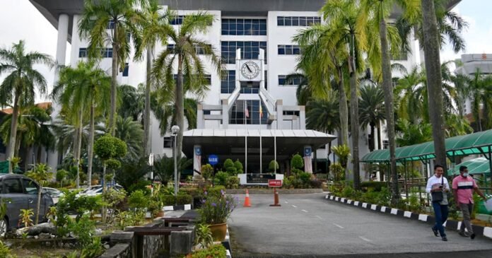 Wanita Diperintah Bayar RM900,000 kepada Bekas Ibu Mentua Wanita Diperintah Bayar RM900,000 kepada Bekas Ibu Mentua