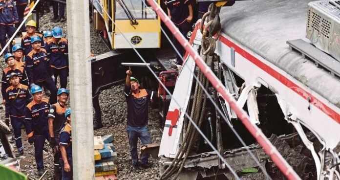 Nahas Dua Tren di Bekasi: Kematian Meningkat kepada 14 Orang Nahas Dua Tren di Bekasi: Kematian Meningkat kepada 14 Orang