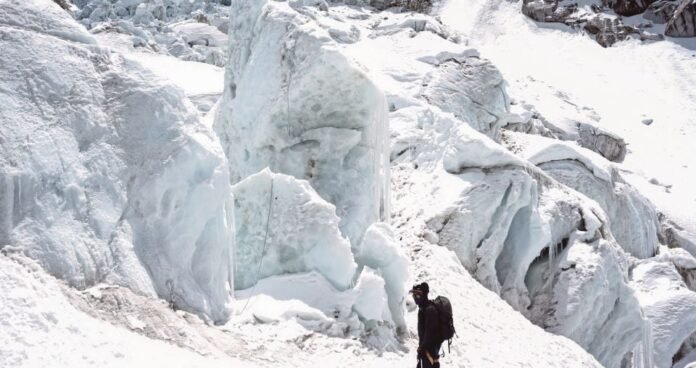 Bongkah Ais Halang Laluan Pendakian di Gunung Everest