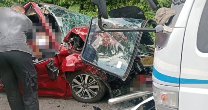 Kemalangan Jalan Raya: Tiga Maut Dalam Insiden Kereta dan Lori Kemalangan Jalan Raya: Tiga Maut Dalam Insiden Kereta dan Lori