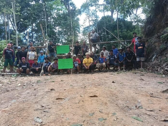 Orang Asli Pos Simpol Dirikan Sekatan Untuk Halang Pembalakan Orang Asli Pos Simpol Dirikan Sekatan Untuk Halang Pembalakan