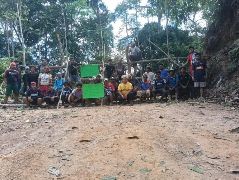 Orang Asli Pos Simpol Dirikan Sekatan Untuk Halang Pembalakan