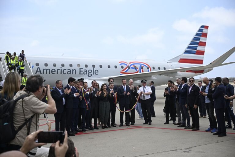 Penerbangan Terus Pertama AS-Venezuela Mendarat di Caracas