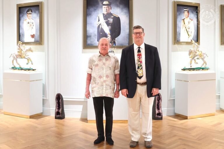 Agong Terima Kunjungan Cucu Pencipta The Flintstones