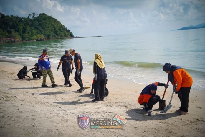 Tumpahan Minyak Menjejaskan Pulau dan Pesisir Pantai Mersing Tumpahan Minyak Menjejaskan Pulau dan Pesisir Pantai Mersing