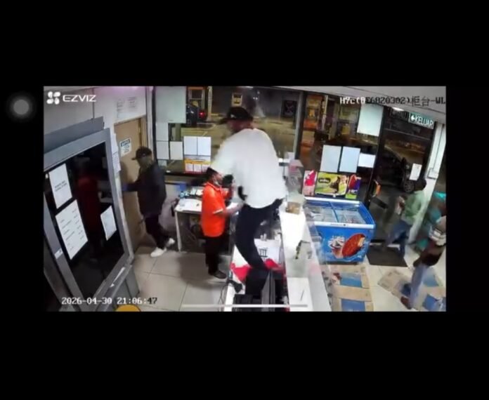 Dua Suspek Bersenjata Serang Stesen Minyak di Jenjarom Dua Suspek Bersenjata Serang Stesen Minyak di Jenjarom
