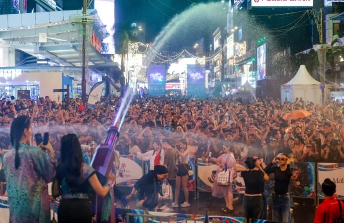Persatuan Siam Malaysia Tegaskan Rain Wave Berbeza dengan Songkran Persatuan Siam Malaysia Tegaskan Rain Wave Berbeza dengan Songkran