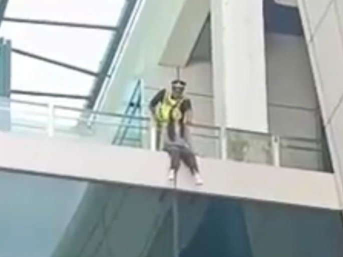 Wanita Warga China Maut Terjatuh Dari Aras Tiga KLIA2
