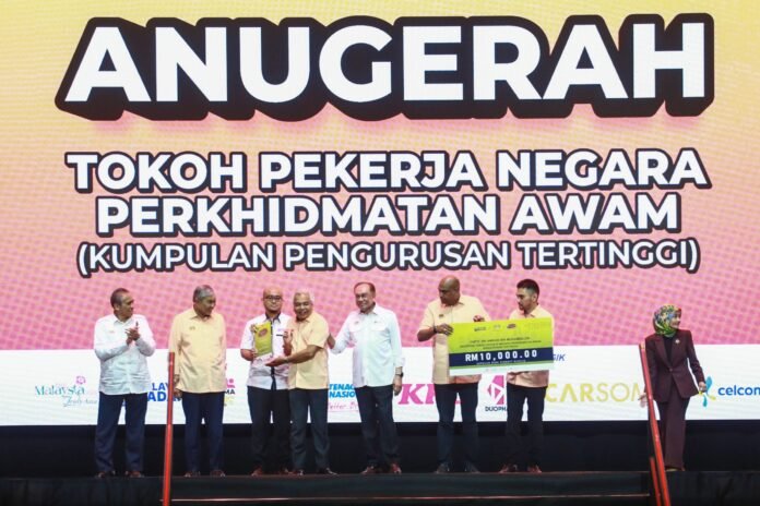 KSU Kementerian Luar Dinobat Sebagai Tokoh Pekerja Negara 2026 KSU Kementerian Luar Dinobat Sebagai Tokoh Pekerja Negara 2026