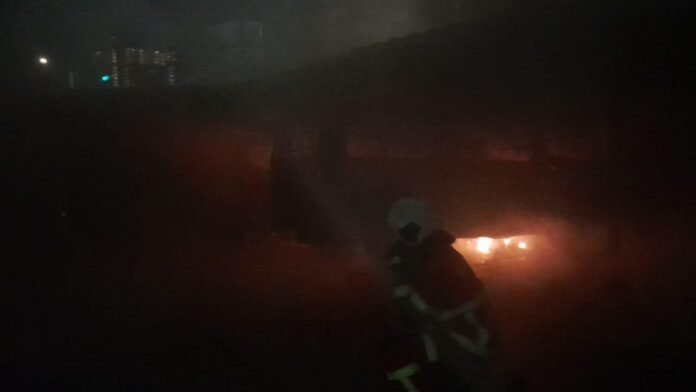 Kebakaran Musnahkan Lima Kenderaan di Garaj Flat Taman Cemerlang