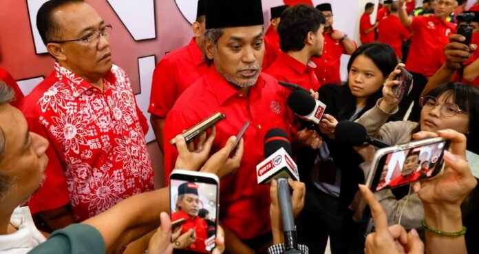 Khairy Jamaluddin Kembali ke UMNO Tanpa Jawatan Rasmi